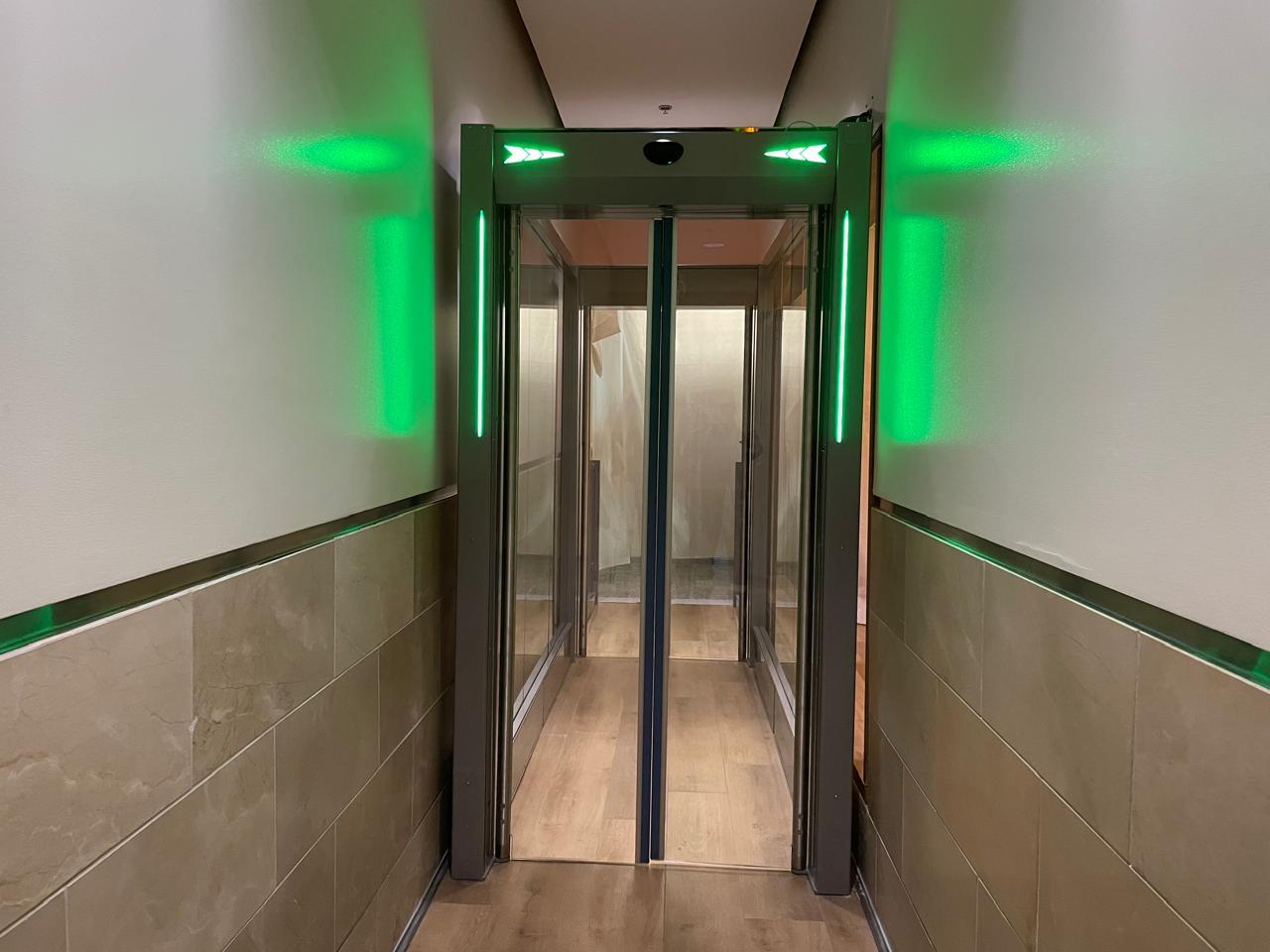 Control de acceso Pasajeros Aeropuerto Internacional Mariscal Sucre Puerta Antirretorno.